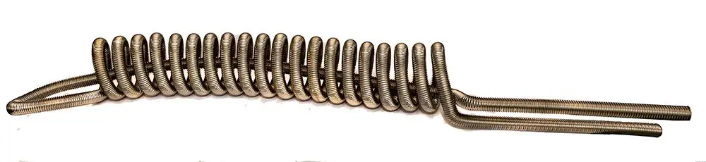 Wärmetauscher aus Metall mit einer geschwungenen Spiralform und zwei geraden Auslässen, geeignet für Daikin-Systeme, eventuell im Bereich der Wärmerückgewinnung.
